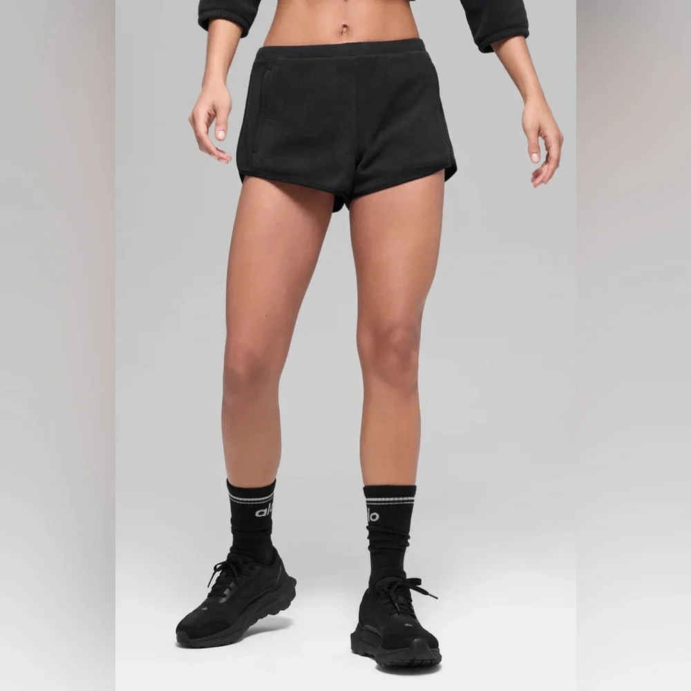 ALO YOGA | ✨NEW✨ Polar Fleece Retreat Short in Black